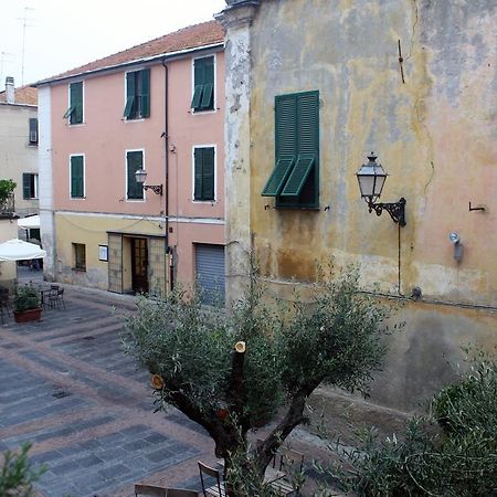 ホテル La Dimora Del Conte Bracco B. アルベンガ エクステリア 写真